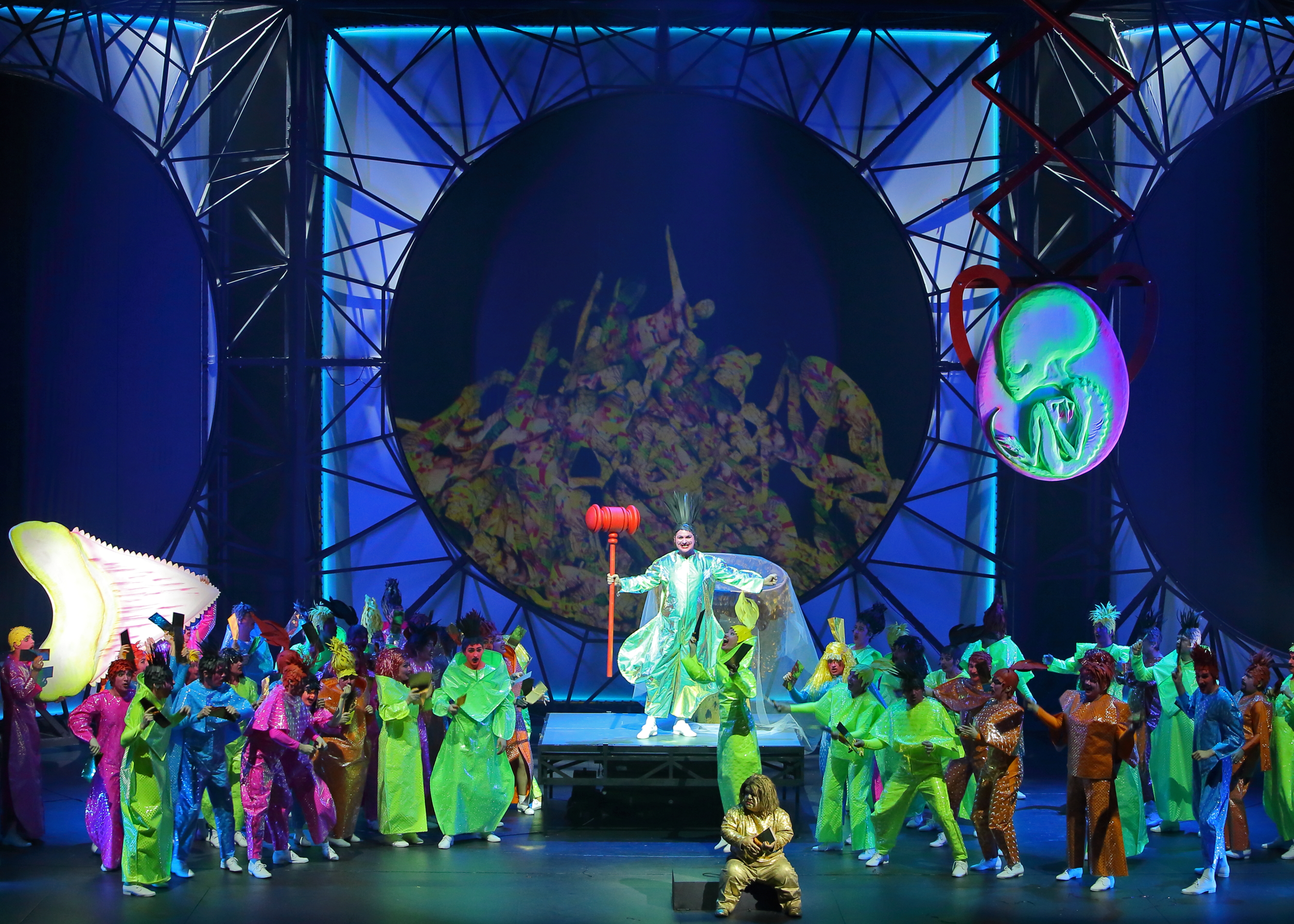 Skats no operas iestudējuma "Izvirtības hronika" (LNOB, rež. Margo Zālīte) // Foto – Agnese Zeltiņa